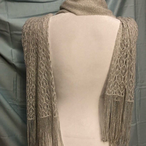 Off white scarf with crochet pattern and fringe ends - Picture 3 of 3